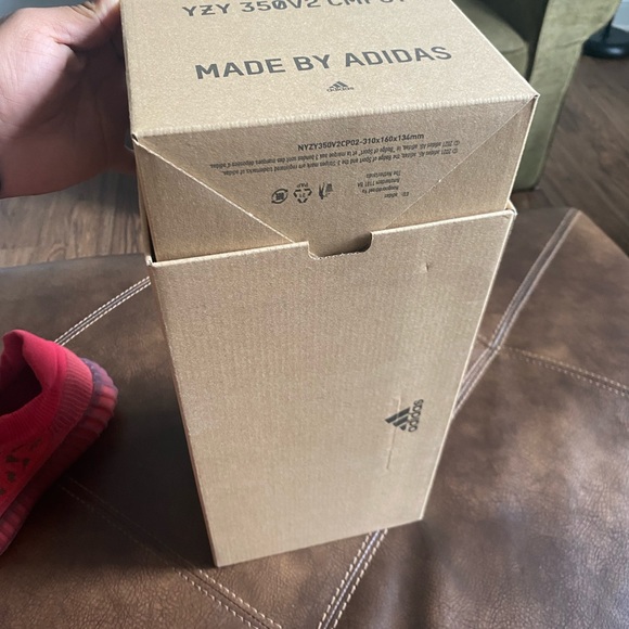 Yeezy 350 V2 compact red special edition - Picture 7 of 10